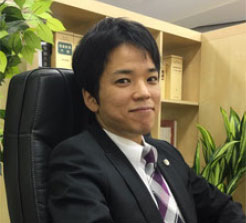 弁護士:山口統平